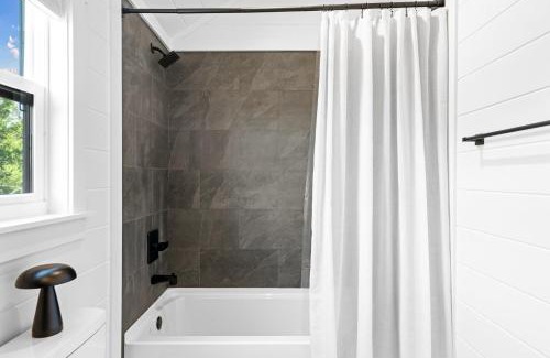 Fredericksburg Cabin | Apollo Treehouse Lux Hot tub Fredericksburg EV