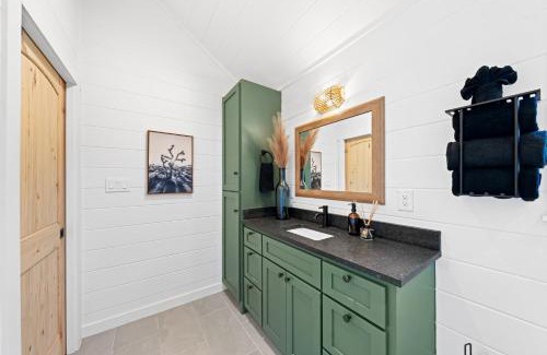 Fredericksburg Cabin | Apollo Treehouse Lux Hot tub Fredericksburg EV
