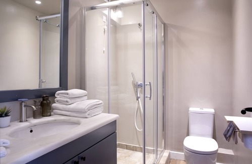 Gefira Mpania House | Exceptional Apollon Library Suites: Rated 9.8/10 with Amenities