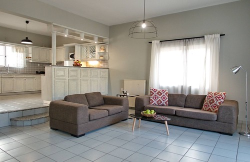 Daratsos House | Experience Oceanfront Bliss at Apostolis Beach House