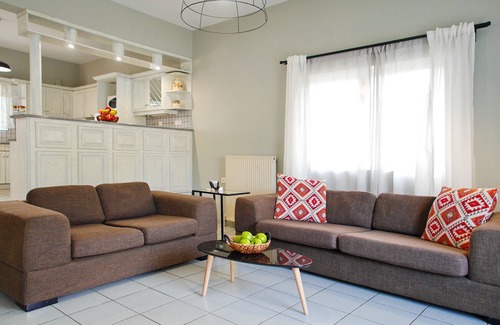 Daratsos House | Experience Oceanfront Bliss at Apostolis Beach House