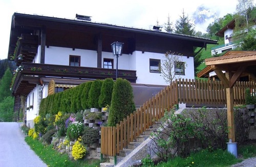 Dienten am Hochkoenig Apartment | Pet-Friendly 2-Bedroom Retreat at Haus Nelsen
