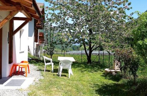 Meiern Apartment | Cozy AUHAUS Apartment with Fountain & Meadow for 4 Guests