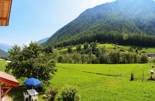 Meiern Apartment | Cozy AUHAUS Apartment with Fountain & Meadow for 4 Guests