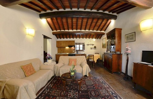 San Pietro a Cegliolo Apartment | Discover APP. GERANIO: Scenic Farmhouse with Pool Near Cortona