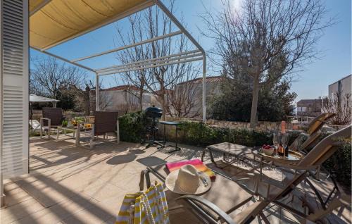 Petrcane Apartment | Cozy App In A Resort Steps From The Beach, Pet Friendly