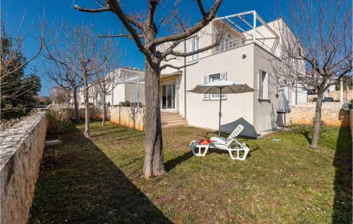 Petrcane Apartment | Cozy App In A Resort Steps From The Beach, Pet Friendly
