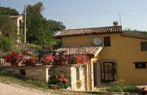 Avacelli Apartment | Cozy App. LA TANA B&B with Ocean View & Pet-Friendly Stay