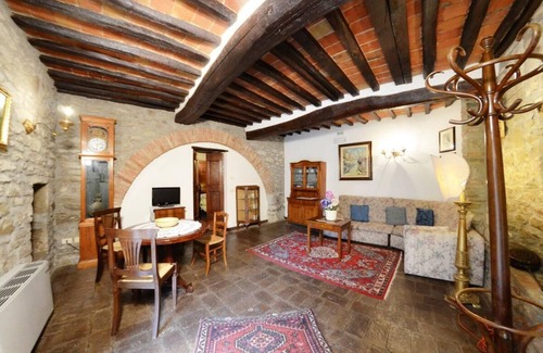 San Pietro a Cegliolo Apartment | Beautiful Farmhouse with Pool Near Cortona, Pet-Friendly