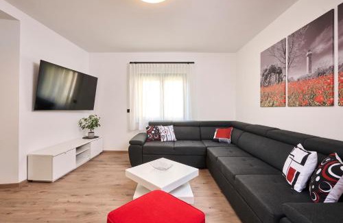 Umag Apartment | Family-Friendly APP TiniS with Full Kitchen Amenities