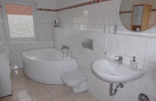 Oberhavel Apartment | Eco-Friendly Stay at App. Weisses Haus - Rated 9/10