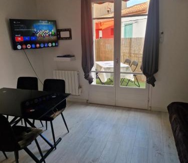 Saint-Hippolyte Apartment | Appartement avec terrasse Saint Laurent de la salanque