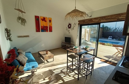 Saint-Saturnin-les-Avignon Apartment | Comfortable Apartment with Spa Option for Relaxing Getaways