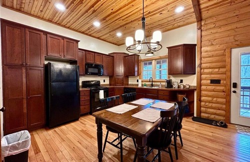 Stanton Cabin | Relax at Appalachian Lookout RRG with Hot Tub & Wifi