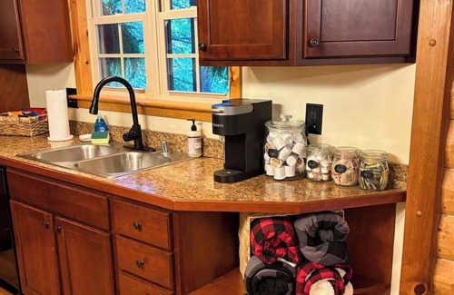 Stanton Cabin | Relax at Appalachian Lookout RRG with Hot Tub & Wifi