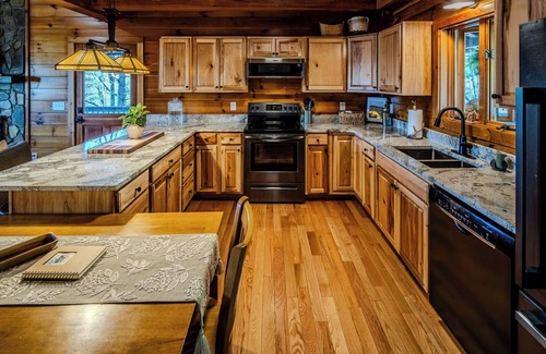 Fleetwood Cabin | Idyllic Cabin Near Boone with Pool & Pet-Friendly Stay