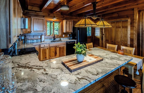 Fleetwood Cabin | Idyllic Cabin Near Boone with Pool & Pet-Friendly Stay