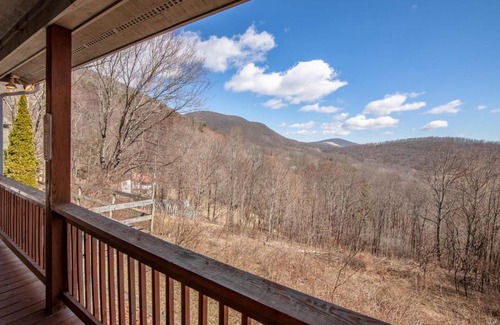 Todd House | Experience Appalachian View with Pet-Friendly Amenities