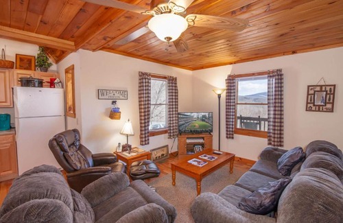 Todd House | Experience Appalachian View with Pet-Friendly Amenities