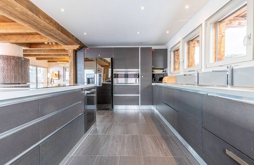 Saint-Pierre-de-Clages Ski Chalet | Elegant Appaloosa Chalet: Perfect for Families, 10/10 Rating