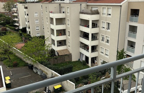 Parilly Apartment | Discover Apparemment des Merveilles: Family-Friendly Retreat