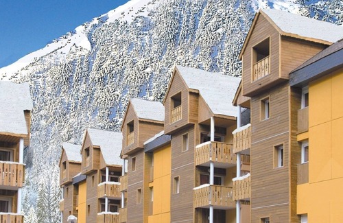 Cauterets Condo | Conveniently Located Apartment Near Downtown with Pool