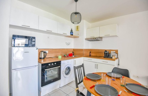 Saint-Charles Apartment | Top-Rated Apartment with Balcony Near Saint-Charles Metro