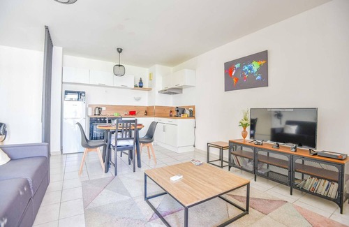 Saint-Charles Apartment | Top-Rated Apartment with Balcony Near Saint-Charles Metro