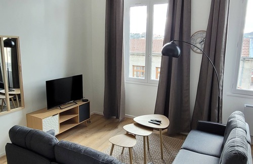 Cret de Roc Apartment | Central St Etienne 3-Bedroom Apartment with Spa Amenities