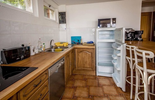 Suresnes Apartment | Spacious 3-Bedroom Apartment Near Paris with Kitchen Access