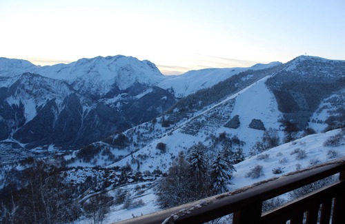 Eclose-Ouest Apartment | Inviting Appart for 4-6, Pet Friendly with Amazing Views