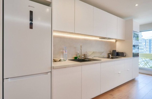 Gambetta Apartment | Modern Apartment with 5 Bedrooms and Balcony in La Défense