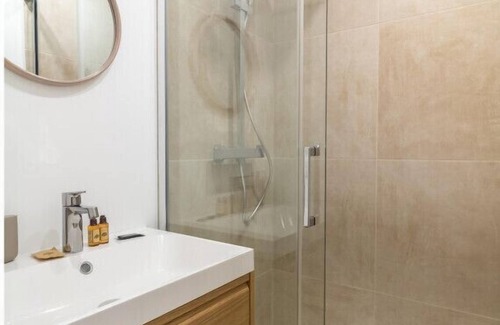 Gambetta Apartment | Modern Apartment with 5 Bedrooms and Balcony in La Défense