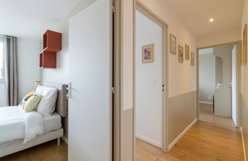 Gambetta Apartment | Modern Apartment with 5 Bedrooms and Balcony in La Défense
