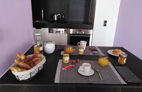 Mazarin Quarter Apartment | Scenic Appart Aix Mazarin with Oceanfront Views