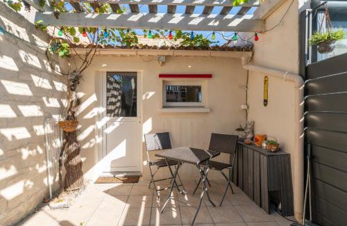 Manduel Apartment | Pet-Friendly Retreat at Aux portes de la Camargue, Rated 9.2