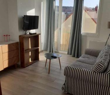 Equihen-Plage Apartment | Cozy Seaside Apartment with Ocean Views & Pet-Friendly Stay