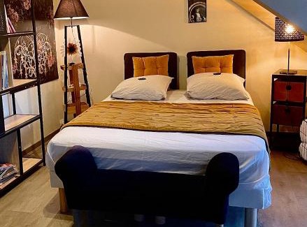 Vitre Apartment | Cozy Studio in the Heart of the City - Walk Everywhere!