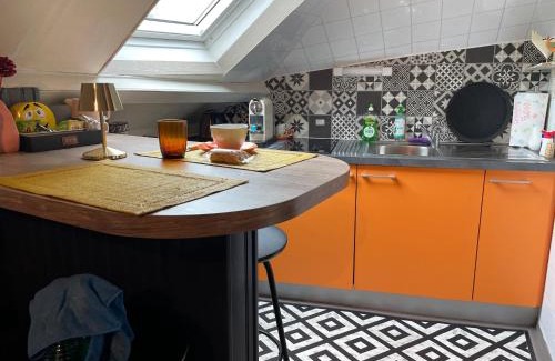 Vitre Apartment | Cozy Studio in the Heart of the City - Walk Everywhere!