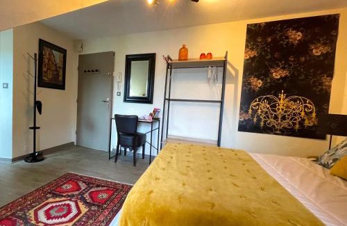 Vitre Apartment | Cozy Studio in the Heart of the City - Walk Everywhere!