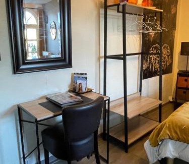 Vitre Apartment | Cozy Studio in the Heart of the City - Walk Everywhere!