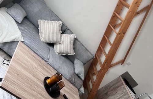 Premilhat Apartment | Cozy Retreat Overlooking Etang Sault – Rated 10/10!