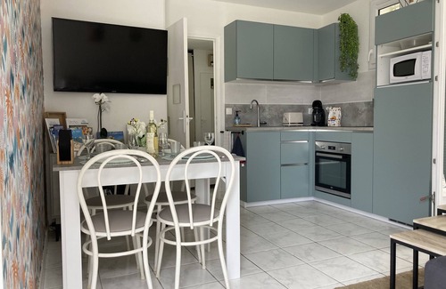 Saint-Georges-de-Didonne Apartment | Beachside Appartement near St Georges with Pool & Ocean View