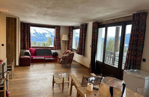 Le Bettex Apartment | Elegant Appart 2 Le Bettex: Mont Blanc Views & Family-Friendly