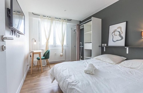 Aguado Apartment | Family-Friendly Appart'Hôtel Flowery Green in Evry