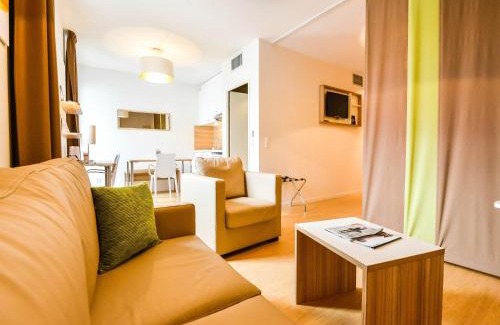 Yves Farge - Le Fleuve Apartment | Discover Q7 Lodge Lyon 7: Pet-Friendly & Family Friendly