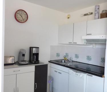 Saint-Cyprien Plage Apartment | Appart mezzanine avec balcon Piscine