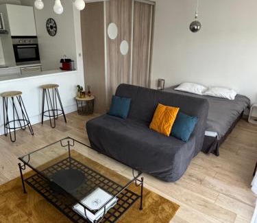 Port-en-Bessin-Huppain Apartment | Relax at Appart Omaha Beach with Oceanfront Views & Pool