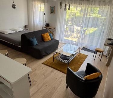 Port-en-Bessin-Huppain Apartment | Relax at Appart Omaha Beach with Oceanfront Views & Pool