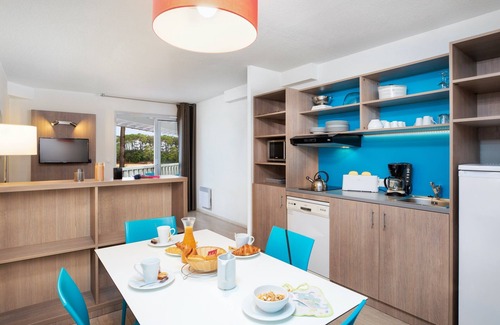 Soustons Condo | Cozy 6-Person Retreat with Lake View & Pool Access